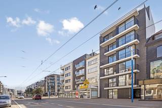 In residentie Cachet, gelegen vlakbij het strand en het commerciële centrum van Koksijde-Bad, vinden we deze moderne energiezuinige (BEN) duplex-penthouse te koop. Het appartement (110m²) beschikt over 2 slaapkamers en ruime terrassen (43m²). Op zoek naar interessante immo te Koksijde? Lees dan zeker verder!INDELING> 5de verdieping- inkomhal met vestiaireruimte en apart toilet- geïnstalleerde keuken (combi-oven, koelkast met vriesvak, kookplaat, vaatwasmachine en gootsteen) met eetplaats- berging met aansluiting voor wasmachine> 6de verdieping- twee slaapkamers, elk uitgevend op een terras met mooie zichten over Koksijde-Bad- badkamer met douche, wastafel en toilet> Gelijkvloers- gemeenschappelijke fietsenstallingTROEVEN+ Centrale ligging vlakbij zee en het commerciële centrum van Koksijde-Bad+ Ruime terrassen + Recent gebouw (bj. 2020)+ BEN-appartement = Bijna EnergieNeutraal (EPC label A, 54 kWh/m²), mede dankzij de 6 privatieve zonnepanelen!Interesse in deze penthouse te koop in Koksijde? Neem dan zeker contact op met de dossierverantwoordelijke Sarah Velle via 0470 10 52 78 of sarah.velle@dewaele.com!