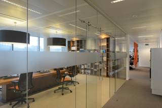 State of the art bedrijvenpark op een buitengewone locatie met prachtig uitzicht, waarbij u van een aantal diensten van de luchthaven kan profiteren. Elk gebouw beschikt over een terras van 200m² en een prachtige tuin. Het park voldoet aan de laatste milieu-eisen van 2011 EPB-regelgeving en beschikt over het BREEAM label.<br /><br />• Er zijn parkeerplaatsen beschikbaar (1.350 €/plaats/j)<br />• Er is archiefruimte beschikbaar (100 €/m²/j)<br />• Oppervlakte: 665 m²