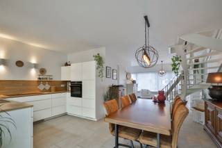 Bent u op zoek naar een instapklare halfopen bebouwing op een absolute toplocatie?Graag bieden wij u deze prima onderhouden woning aan met zalige...