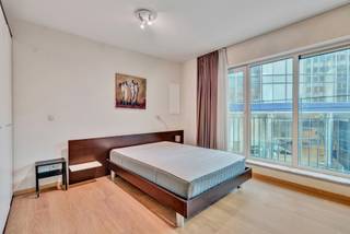 Gemeubelde studio van 42 m² in de Leopold Lendersstraat 6 te Sint-Joost, op een steenworp van de metrostations Madou en Kunst-Wet, in het hart van de Europese wijk. Ideaal gelegen op de 3e verdieping van een standingvol gebouw (2010) biedt deze ruime en lichtrijke studio een mooie open leefruimte (slaaphoek, salon, eethoek), een uitgeruste keuken en een badkamer met ligbad. Volledig gemeubeld en instapklaar, met conforme elektriciteit, parket, dubbele beglazing en elektrische verwarming. EPC E+. Vrij bij akte. <br />Een uitstekend investeringsproduct met een prachtig huurpotentieel.