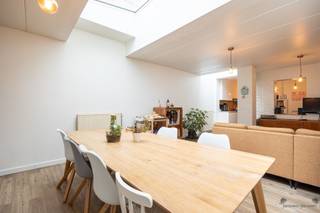 Instapklaar herenhuis met 4 slaapkamers, ruim terras, zonnepanelen en EPC B Welkom in de charmante Kapellestraat, in het hart van Hamme. Achter deze...