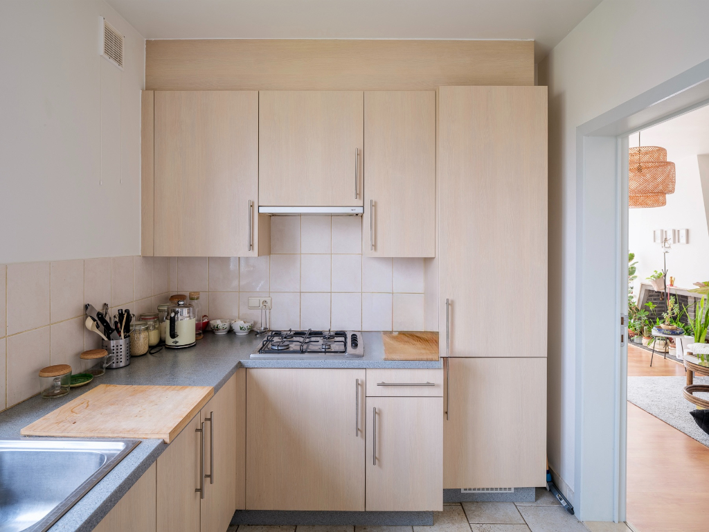 Stijlvol tweeslaapkamerappartement in de Sportstraat, met terras en warm mid-century karakter. - photo 5