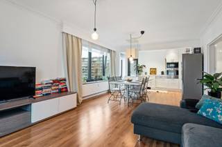 <p>Licht, ruimte en zon in het hart van Borgerhout</p>
<p>Welkom in dit prachtige twee-slaapkamer hoekappartement op de vierde verdieping, gelegen in het bruisende Borgerhout. Dankzij de gunstige hoekligging geniet je hier de hele dag door van een overvloed aan natuurlijk licht, wat meteen zorgt voor een aangename en open sfeer.</p>
<p>Het appartement is zeer ruim en verzorgd en beschikt over een gezellig terras waar je zowel ’s ochtends als in de namiddag heerlijk van de zon kan genieten. De leefruimte nodigt uit tot ontspannen en biedt tal van mogelijkheden om het volledig naar eigen smaak in te richten.</p>
<p>Verder zijn er twee volwaardige slaapkamers en een moderne badkamer met inloopdouche en lavabo. Alles is netjes onderhouden. In 2023 werden de ramen vernieuwd en voorzien van driedubbel glas, wat bijdraagt aan een goede EPC-score (label B): energiezuinig en comfortabel wonen dus. De elektriciteit is conform en er geldt geen renovatieplicht. Bovendien werd ook het dak van het gebouw vernieuwd in 2024, wat extra gemoedsrust biedt.</p>
<p>Extra handig: een privatieve kelderberging voor alles wat je niet elke dag nodig hebt. Parkeren? Dat is hier verrassend vlot, met voldoende plaatsen in de buurt.</p>
<p>De ligging is een absolute meerwaarde: Borgerhout staat bekend om zijn uitstekende bereikbaarheid, levendige sfeer en hippe hotspots. Een buurt die bijzonder geliefd is bij jonge mensen en iedereen die graag stedelijk én gezellig woont.</p>
<p>Ben je benieuwd? <strong>Geef gerust een seintje</strong> en ik neem je met plezier mee voor een bezoek. <br /><br />Vg, Gvv, Wg, Gvkr, Gmo, geen overstromingsgevoelig gebied</p>