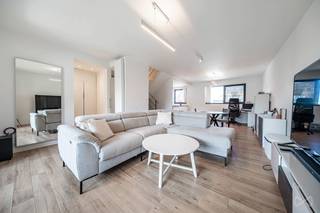 Informatie & bezoeken: anastasia.s@weinvest.be | +32 2 315 77 22<br /><br />Ideaal gelegen in Groot-Bijgaarden, aan de onmiddellijke rand van Brussel, biedt We Invest u een unieke opportuniteit aan: een recent gebouw bestaande uit twee woongelegenheden.<br /><br />De woning is gelegen in een rustige residentiële wijk en geniet van een uitstekende bereikbaarheid. Openbaar vervoer (bus en tram) bevindt zich op wandelafstand, terwijl de belangrijkste invalswegen, het Basilix Shopping Center, winkels, scholen en tal van voorzieningen zich op slechts enkele minuten bevinden.<br /><br />Het gebouw bestaat uit een appartement met twee slaapkamers en een prachtige triplex met twee slaapkamers, een dressing en een master suite met een eigen badkamer. Beide wooneenheden onderscheiden zich door hun ruime volumes, overvloedige natuurlijke lichtinval en hedendaagse afwerking met kwalitatieve materialen.<br /><br />Elke woonunit beschikt over een ruime en lichtrijke leefruimte, een volledig uitgeruste keuken, comfortabele woonruimtes en een aangenaam terras waar u optimaal van zonnige dagen kunt genieten. De triplex beschikt bovendien over een ruime berging op de bovenste verdieping, een extra troef voor optimaal dagelijks comfort.<br /><br />Buiten geniet u van een prachtige privatieve tuin met zwembad, een zeldzame meerwaarde die deze eigendom een exclusief karakter geeft. Deze buitenruimte biedt een oase van rust, terwijl u zich toch op slechts enkele minuten van Brussel bevindt.<br /><br />Deze eigendom is zowel ideaal voor investeerders die op zoek zijn naar een recent gebouw met een uitstekend rendementspotentieel als voor gezinnen die twee onafhankelijke woongelegenheden wensen. Dankzij de recente bouw, de uitstekende energieprestaties en de kwalitatieve afwerking vormt dit gebouw een unieke opportuniteit op de vastgoedmarkt.<br /><br />Elektrische installatie conform.<br /><br />EPC:<br /><br />Appartement: EPC A – Primair energieverbruik: 65 kWh/m²/jaar – CO₂-uitstoot: 1,17 kg/m²/jaar.<br />Triplex: EPC A – Primair energieverbruik: 90 kWh/m²/jaar – CO₂-uitstoot: 1,10 kg/m²/jaar.<br /><br />Neem vandaag nog contact met ons op om een bezoek te plannen en ontdek zelf het volledige potentieel van dit uitzonderlijke gebouw.