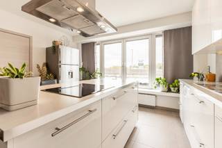<br /><strong>Welkom thuis in de Boomsesteenweg 433 bus 2 te Wilrijk!</strong><br /><br />Bent u op zoek naar <strong>een instapklaar appartement</strong> op een vlot bereikbare locatie? Dan is dit zeker een opportuniteit! Gelegen nabij belangrijke invalswegen, winkels en openbaar vervoer, geniet u hier van een uitstekende bereikbaarheid en alle voorzieningen binnen handbereik.<br /><br /><strong>Via de trap</strong> bereiken we <strong>de tweede verdieping.</strong><br />We betreden het appartement <strong>via de inkomhal met vestiaire </strong>en <strong>gastentoilet</strong>. Van hieruit komen we in de <strong>lichtrijke leefruimte</strong>, waar grote raampartijen zorgen voor een aangename lichtinval en een open, gezellige sfeer. <strong>De leefruimte </strong>sluit naadloos aan op de volledig <strong>ingerichte keuken met keukeneiland</strong> – ideaal voor wie houdt van comfort en gezellig samen koken.<br /><br />Het appartement beschikt over<strong> twee volwaardige slaapkamers,</strong> perfect als master bedroom, kinderkamer of thuiskantoor.<br /><strong>De badkame</strong>r is uitgerust met <strong>een douche, lavabo en aansluiting voor wasmachine en droogkast.</strong><br /><br />In de <strong>kelderverdieping bevindt zich een ruime, afgesloten bergplaats</strong> evenals een extra <strong>praktische stockageplaats</strong>.<br /><br /><u><strong>Winkels &amp; voorzieningen:</strong></u><br />Op korte afstand vindt u een ruim aanbod aan winkels en dagelijkse voorzieningen:<br />Colruyt Wilrijk (±700 m)<br />Delhaize Wilrijk (±900 m)<br />Shoppingcenter De Kern (±5 min)<br />IKEA Wilrijk (±5 min)<br />Tong Fong Supermarket<br />Diverse buurtwinkels, bakkers en slagers in de directe omgeving<br />Alles binnen handbereik voor een comfortabel dagelijks leven!<br /><br /><u><strong>Groene omgeving</strong></u><br />Op wandel- en fietsafstand bevindt zich het prachtige Nachtegalenpark (±90 ha), bestaande uit Park Den Brandt, Middelheimpark en Vogelenzangpark.  Ideaal voor wandelen, joggen, ontspanning en cultuur Op ca. 5 minuten van het appartement<br />Daarnaast ligt het rustige Schoonselhof op slechts 5 à 7 minuten.<br />De Hobokense Polder bevindt zich op ca. 10 minuten en biedt een prachtig natuurgebied met wandelroutes.<br /><br /><u><strong>Technisch</strong></u><br />EPC: 103 kWh/m²jaar – label B<br />G-&amp;P-score: A &amp; A<br />Geen renovatieplicht<br />Driedubbele beglazing<br />Elektrische rolluiken vooraan<br />Manuele rolluiken aan de een slaapkamer achteraan<br />Geen syndicus: zeer lage maandelijkse kost (ca. €9/maand)<br />Stedenbouw in aanvraag<br /><br />Gezellig en energiezuinig appartement met een uitstekende ligging nabij groen én stad – ideaal als eerste woning of investering.<br />Interesse? Neem snel contact op!<br /><br /><br /> 