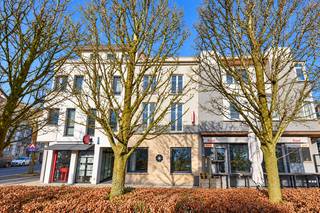 Op deze commerciële toplocatie van Eeklo wacht dit sfeervolle handelspand met zijn commerciële ligging op zijn nieuwe eigenaar. 
 
In het hart van de bruisende winkelstraat van Eeklo, net voorbij de Markt, op het gezellige Ledeganckplein, wacht deze prachtige brasserie of café op een gepassioneerde ondernemer. Dit pand, bestaande uit drie verdiepingen geniet een unieke locatie waar u uw gasten kan verwennen met culinaire hoogstandjes, klassiekers of jouw eigen gastronomische creaties. 

Dit handelspand ligt in rechte lijn nabij de Markt van Eeklo, waar de wekelijkse markt plaats vindt.
 
Op het gelijkvloers vindt u een sfeervolle "wine and dine" ruimte, een stijlvolle bar, een ruim terras voor de zaak, een volledig uitgeruste keuken, extra bergruimtes, vestiaire, een stadstuin en een garage met toegang - uitgang via de Koning Albertstraat.

De eerste verdieping baadt in een overvloedig natuurlijk licht dankzij de grote glaspartijen en de stijlvolle, warme inrichting. Hier heeft u de mogelijkheid om met extra couverts uit te pakken. 
Op deze verdieping bevinden zich ook aparte dames -en herentoiletten. 

De tweede verdieping bestaat uit een grote zolderruimte, verdeeld in twee delen, waarbij zich in het achterste deel de badkamer bevindt.
Deze ruimte kan u omtoveren tot vergader - of feestzaal, waardoor u extra inkomsten kan genereren.

Een extra troef is de ruime, droge kelder, eveneens met opbergmogelijkheden.
 
Bent u de ondernemer die dit pand nieuw leven inblaast?
Plan een bezoek en ontdek de mogelijkheden! Bel ons via het nummer 09 336 16 15 of mail ons via info@vastgoedunicum.be.
Wij helpen u graag verder!