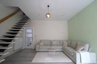 Bent u op zoek naar een instapklare gezinswoning met 2-3 slaapkamers en een gezellige koer achteraan de woning?Lees en kijk dan snel even verder!Deze...
