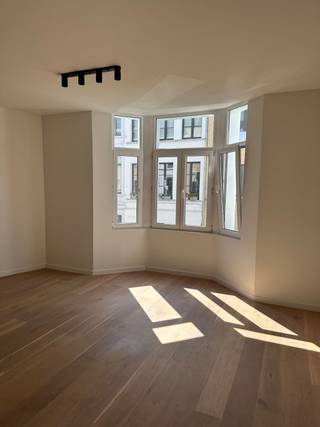 - Beschikbaar vanaf 1 augustus- 1 Grote slaapkamer- 1 Kleine slaapkamer (dressing, bureau) - breedte 210cm - 212cm - diepte 288cm - 310cm- 1e...