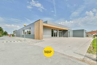 Voor de uitbating van een bistro, sportbar of horecaconcept bieden we dit uitzonderlijk handelspand aan, gecombineerd met 3 padelterreinen, petanqueterreinen, tuin en ruime terrassen. Een totaalconcept met enorm inkomstenpotentieel. Het volledige horecagedeelte en de sportinfrastructuur vormen samen 2.000 m².<br /><br />🔨 Volledig gerenoveerd – instapklaar<br />Het pand wordt momenteel grondig gerenoveerd en zal volledig afgewerkt worden verhuurd, waaronder:<br />Nieuwe ramen en deuren, keuken (basisuitrusting), plafonds, elektriciteit en waterleidingen, toiletten, verwarmingsinstallatie, vloeren en terrassen, bar... <br />Enkel tafels en stoelen dienen nog door de huurder voorzien te worden.<br /><br />📐 Indeling<br />-Zaal: ca. 160 m²<br />-Keuken: ca. 30 m²<br />-Toiletten: ca. 25 m²<br />-Kelder: ca. 30 m²<br />-Groot zuidgericht terras<br />-Tuin en sportzones<br /><br />🎾 Extra troef: inkomsten uit padelterreinen<br />De huurder geniet volledig van de inkomsten van de 3 padelterreinen (slechts 2 jaar oud).<br /><br />🍺 Vrij van brouwer<br />Volledige vrijheid in drankafname en concept.<br /><br />Een zeldzame totaalopportuniteit voor ondernemers die horeca willen combineren met sport en beleving, met sterke bestaande en aanvullende inkomstenbronnen én een volledig vernieuwd pand.<br />Interesse? Contacteer ons vandaag nog voor meer informatie of een bezichtiging!<br /><br />Maandelijkse starthuurprijs 3.750 euro/ maand.