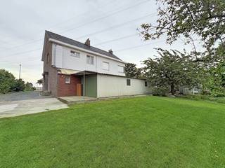 <p><strong>Plan je bezoek in via <u>www.living-stone.be</u></strong></p><p>Deze woning met 3 slaapkamers in Dilbeek combineert een praktische indeling met een tuin, garage en meerdere parkeerplaatsen op eigen terrein. Dankzij de vlotte verbinding naar de Ninoofsesteenweg en het openbaar vervoer geniet je hier van een uitstekende bereikbaarheid.</p><p>Op het gelijkvloers kom je binnen via de inkomhal met vestiaire en gastentoilet. De leefruimte sluit naadloos aan op de keuken, die deels geïnstalleerd is met kookplaat, dampkap, oven en frigo. Via de veranda, voorzien van een aansluiting voor een wasmachine, bereik je de garage.</p><p>De eerste verdieping omvat een nachthal, 3 slaapkamers en een badkamer. Daarnaast beschikt de woning over een zolder die ideaal is als extra bergruimte.</p><p>Buiten geniet je van een aangename tuin en een oprit met plaats voor 2 à 3 wagens.</p><p><strong>Onmiddellijk beschikbaar. </strong>EPC: 318 kWh/m² (label D).</p>