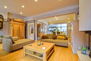 In het centrum van Nieuwpoort-stad bevindt zich deze unieke, door de jaren heen gerenoveerde woning vol potentieel op een ruim perceel waar...