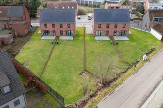 <p><strong>Energiezuinige nieuwbouwwoning, rustig gelegen aan de stadsrand in Geel langs de verbindingsweg naar Mol en vlakbij de Ring rond Geel</strong><br /><br /><strong>INDELING </strong><br /><br /><span>Gelijkvloers: </span><br />• Inkomhal met gastentoilet.<br />• Ruime, lichtrijke leefruimte met plafondhoge ramen, en achterliggend een moderne en volledig geïnstalleerde keuken ( (inductie kookplaat inclusief afzuigkap, combi-oven, vaatwasmachine, ijskast) met voldoende kastruimte . Aansluitend treft men de berging/ technische ruimte aan met daarin de aansluiting voor de wasmachine.<br /><br /><span>1ste verdieping</span><br />De nachthal verleent toegang tot de 3 slaapkamers (12m², 10m² en 9m²) en de badkamer met daarin een douche, ligbad, dubbele lavabo en toilet.<br /><br /><span>2de verdieping</span><br />Via een vast trap komt men in een polyvlante ruimte die verder kan worden ingericht als slaapkamer of hobbyruimte.<br /><br /><span>Tuin </span><br />Het terras van ca 20m² is gericht op het noorden. Verder is er een oprit met plaats voor 2 wagens.<br /><br /><strong><span>BIJZONDERHEDEN </span></strong><br /><br />- Ventilatie C<br />- Regenwaterput<br />- Zonnepanelen <br />- Gunstig E-peil<br />- Vloerverwarming (door warmtepomp) op het gelijkvloers, 1ste verdieping (badkamer)<br />- Onmiddellijk beschikbaar <br />- Raamdecoratie zelf te voorzien door huurder(s)</p>
<p><span><strong>POSITIEVE ASPECTEN<br /></strong></span>- nieuwe woning<br />- energiezuinig<br />- goede ligging<span><strong><br /><br /></strong></span>Grondplannen in bijlage<br />Kosten nutsvoorzieningen (water, elektriciteit, internet) vallen ten laste van de huurder(s)</p>