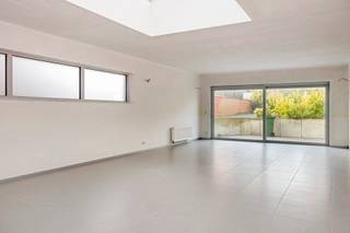 <p><strong>Ruim gelijkvloers appartement in Herzele</strong></p>
<p>Dit appartement bevindt zich op een centrale locatie in Herzele, met alle voorzieningen zoals winkels, openbaar vervoer en scholen in de directe nabijheid.<br /><br />Het volledig vernieuwde appartement profiteert van natuurlijk licht en is instapklaar mits schilderwerken. Bij binnenkomst via de inkomhal betreden we de ruime leefruimte (68 m²), die directe toegang biedt tot het aangename terras (24 m²) en de open keuken met bijbehorende bergruimte.<br /><br />Het appartement omvat tevens een ruime slaapkamer met dressingruimte en een badkamer met inloopdouche en wastafel. Er is ook een apart toilet aanwezig.<br /><br />Er is een kelderruimte inbegrepen.<br /><br />Optioneel is er de mogelijkheid om een autostaanplaats aan te kopen (prijs op aanvraag).<br /><br />SI in aanvraag.</p>