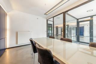 Profileer uw bedrijf op één van de meest zichtbare adressen van Brugge. Deze instapklare kantoorruimte van 237 m² is gelegen langs een belangrijke verkeersader en biedt uw onderneming de permanente zichtbaarheid van een billboard - 365 dagen per jaar.<br /><br />De ruimte is volledig uitgerust en direct operationeel:<br /><br />- Inclusief keuken en sanitaire voorzieningen.<br />- 38 m² kelder- en stockageruimte.<br />- Airconditioning en fibernet.<br />- Alle comfort voor een moderne werkomgeving.<br /><br />Optioneel beschikbaar: tot 5 privé-parkeerplaatsen - een waardevol aanbod.<br /><br />Functionaliteit, comfort én commerciële uitstraling - alles onder één dak, op een locatie die werkt voor u.<br /><br />Er zijn geen maatregelen gevonden op dit kadastraal perceel volgens onze opvraging bij het Maatregelenregister. <br /><br />Asap een bezoek inplannen?<br />Contacteer Katrien via 0477 46 53 11 of via katrien@waeyler.be.