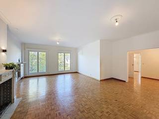 Dit appartement in de Poolse Winglaan combineert de charme van een ouder gebouw met het comfort van een recente renovatie. Door de karaktervolle architectuur geniet u van hoge plafonds en kamers die groots aanvoelen. Het gehele appartement is zeer proper en netjes afgewerkt, waardoor u er direct kunt intrekken.Bij het binnentreden komt u terecht in een grote inkomhal waarbij er meteen toegang is tot de leefruimte. De living is zeer ruim en lichtrijk, met direct toegang tot een fijn en zonnig terras dat uitkijkt op de goed onderhouden gemeenschappelijke tuin. De keuken is uitgerust met nieuwe toestellen en biedt het ideale comfort om aangenaam te koken. Door gebruik te maken van de nachthal komt u dan ook terecht in de ruime slaapkamers, waar u in alle stilte kan genieten van uw nachtrust.Hier woont u in een oase van rust door de ligging in een residentiële wijk, terwijl alles wat u nodig heeft binnen handbereik is. Dagelijkse voorzieningen en winkels bevinden zich op wandelafstand. Bovendien is de ligging strategisch perfect: het openbaar vervoer ligt op amper 5 minuten wandelen, het ziekenhuis Maria Middelares is vlakbij en u heeft een directe aansluiting op de belangrijkste invalswegen rond Gent.Indeling van het appartement:inkomhal - toilet - woonkamer - terras - keuken - 3 slaapkamers - badkamer - toiletOndergrondse garage mogelijks bij te huren aan 95,00 EUR/maand.Onmiddellijk beschikbaar!