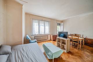 We Invest heeft het genoegen deze gelijkvloerse woning voor renovatie aan te bieden, gelegen aan de Jubellaan 65 in Brussel.<br /><br />Dit pand is een zeldzame kans op de markt, zowel als belegging in huur als als eerste koper. Het is momenteel verhuurd op basis van een langlopend huurcontract, wat onmiddellijk rendement en huurzekerheid biedt.<br /><br />Het appartement heeft 59 m² woonoppervlakte en bestaat uit: een hal die leidt naar een grote, lichte en goed ingerichte woonkamer van 24 m², een aparte keuken van 9 m² met directe toegang tot een balkon van 3 m², een comfortabele slaapkamer van 14 m², een badkamer met bad (3 m²) en een apart toilet.<br /><br />Het pand heeft ook een privékelder, ideaal voor opslag, en een dienstbodekamer op de eerste verdieping, die gebruikt kan worden als logeerkamer, kantoorruimte of extra opslagruimte.<br /><br />Gelegen aan de Boulevard du Jubilé, profiteert de flat van een dynamische stedelijke omgeving met behoud van een aangename woonsfeer. Winkels, openbaar vervoer en scholen zijn allemaal binnen handbereik, waardoor het dagelijks leven een fluitje van een cent is.<br /><br />Er zijn enkele renovatiewerkzaamheden gepland, zodat toekomstige kopers de woning naar eigen wens kunnen inrichten of de huuropbrengst kunnen maximaliseren.<br /><br />Aarzel niet om contact met ons op te nemen voor meer informatie of om een bezichtiging te regelen.