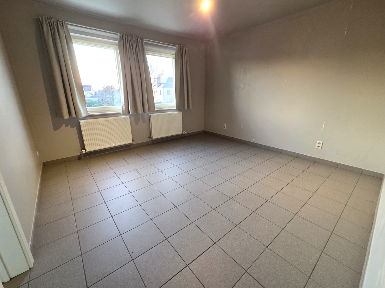 Zeer ruime gezinswoning te centrum Heist, 4 tot 5 slaapkamers met dubbele garage. - foto 5