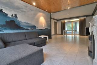 <p><span>STEVIGE WONING GELEGEN LANGS EEN RUSTIG STUKJE STRAAT</span></p><p><span>*** QUICK SALE MET BIEDPRIJS VANAF 295.000 EUR *** </span></p><p><span> </span></p><p><span>Deze woning kreeg grootse afmetingen mee, mooi ruimtes en veel lichtinval zorgen er voor een aangename woonsfeer.</span></p><p><span> </span></p><p><span>Inkomhal met apart toilet en open traphal.<br />De leefruimte is ruim ingedeeld met zithoek, eethoek en vlotte doorsteek naar een extra large woonkeuken.  <br />Aansluitend is nog een veranda.  Alle ruimtes houden er een open tuinzicht op na.</span></p><p><span> </span></p><p><span>Op het verdiep zijn 3 slaapkamers, een dressingruimte en een stevig uitgebouwde badkamer.<br />Ook de zolder maakt deel van het geheel, goed ingericht met grote slaapkamer, extra badkamer en zalige saunahoek.</span></p><p><span> </span></p><p><span>Er is een berging met wasruimte, een praktische garage en een handige bergkelder.<br /><br />De buitenruimte zet zich graag in als sfeermaker met terras, gazon en heel veel zon.  <br />Enkele oude bomen zorgen voor een extra dimensie.</span></p><p><span> </span></p><p><span>STEVIG GEHEEL<br />VEEL WOONRUIMTE<br />ZALIGE TUIN<br />GARAGE EN KELDER</span></p><p><span> </span></p><p><span>*niet bindende vanafprijs, de verkoop komt tot stand door aanvaarding van het uitgebrachte bod</span></p><p><span> </span></p><p><span> </span></p>