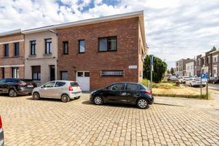 <p><span>Ontdek dit renovatieproject aan de Van Rossumstraat 2 in Deurne. Op het gelijkvloers vindt u een ruim magazijn/garage van </span><span>75 m²</span><span> met extra parkeermogelijkheden. Op de eerste verdieping bevindt zich een te renoveren appartement van </span><span>82 m²</span><span> met een leefruimte, keuken, badkamer, slaapkamer en terras. Een ideale kans voor wie op zoek is naar een project met potentieel op een </span><span>centrale locatie in Deurne</span><span>.</span></p>
<p><span>De bereikbaarheid is een grote troef: </span><span>twee tramhaltes liggen op wandelafstand</span><span>, en de </span><span>op- en afrit van de snelweg</span><span> bevindt zich eveneens vlakbij.</span></p>
<br /><br /><br />Indeling<br /><br />Kelder<br />• Kelderruimte<br /><br />Gelijkvloers<br />• Inkomhal / trappenhal<br />• Garage / magazijn (75 m²)<br />• Berging<br /><br />1ste verdieping<br />• Inkomhal<br />• Gang<br />• Woonkamer<br />• Keuken<br />• Badkamer<br />• Slaapkamer<br />• Terras<br /><br />Mis deze kans niet! Plan snel je bezoek en ontdek deze ruime woning zelf.<br />0496980710<br />kjento.van.hoydonck@albert.immo<br />www.albert.immo