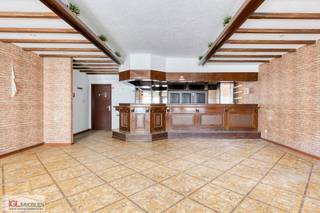 Cette propriété est idéalement située dans le centre de Sint-Pieters-leeuw. Elle se compose d'une partie commerciale avec une habitation au dessus...