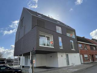 LEDE - Exclusief BEN-Duplexappartement in het centrum.<br /><br />Inschrijven voor het geplande bezoekmoment kan via onze website => www.immoderas.be<br /><br />Dit recente luxe-appartement situeert zich in een kleinschalige residentie, in de dorpskern van Lede. Verschillende kleinhandelszaken, het station, scholen, openbaar vervoer, sport &amp; recreatie zijn in de directe omgeving. Met de wagen bereik je vlot de E40.<br /><br />Het appartement omvat een open en lichtrijke leefruimte die door middel van een schakering in het ontwerp perfect valt onder te verdelen in een zithoek/salon &amp; eetplaats. Aansluitend is er de halfopen keuken die voorzien is van een vaatwasser, oven &amp; combi-oven, koelkast, diepvries, keramische kookplaat, voldoende opbergmogelijkheden.<br />De leefruimte geeft uit op een gezellig overdekt terras. Vanuit de leefruimte ga je via de nachthall met apart toilet, bergruimte en grote ingemaakte vestiaire naar de bovenverdieping. Hier beschikt het pand over 2 volwaardige slaapkamers, badkamer met inloopdouche en wastafel, een grote bergruimte met aansluitingen voor wasmachine &amp; droogkast.<br /><br />Het appartement wordt gekenmerkt door het gebruik van hoogwaardige, kwalitatieve materialen &amp; optimaal gebruik van de beschikbare ruimte door middel van inbouwkasten &amp; bergruimtes, alsook een sublieme graad van afwerking. Het pand werd volledig geschilderd en voorzien van armaturen.<br /><br />De 6 zonnepanelen, gecombineerd met de hoge graad van isolatie beperken het energieverbruik tot een minimum. Er is ook een goederenlift die boodschappen zonder enige moeite naar uw verdieping brengt.<br /><br />Staanplaats &amp; externe fietsenberging inbegrepen.<br /><br />AK: €50