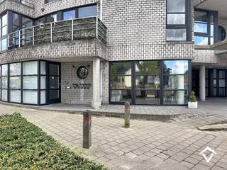 Dit volledig gerenoveerd handelspand met woonst wordt momenteel gebruikt als kapsalon en bestaat uit: <br /><br />een volledig ingericht kapsalon met toilet - living - keuken - berging - nachthal - toilet - wasplaats - badkamer met douche - 2 slaapkamers waarvan 1 volledig ingericht met ingebouwde kasten - ondergrondse garage. <br /><br />Deze eigendom kan voor veel beroepen dienst doen: vrij beroep, kantoor of als gewoon appartement.<br /><br />STARTPRIJS, Elk bod boven deze startprijs wordt voorgelegd aan de eigenaars, die al dan niet kunnen akkoord gaan met deze bieding.