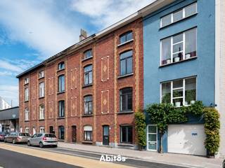 Gerenoveerde herenwoning gelegen nabij het AZ Sint-Lucas op wandelafstand van het centrum van Gent. De woning beschikt over vier slaapkamers en twee badkamers. Deze woning is volledig gerenoveerd en beschikt onder andere over een volledig nieuw dak, nieuwe ramen, nieuwe uitgeruste keuken en nieuwe badkamers.<br /><br />Via de inkomhal kom je in de mooie uitgeruste keuken en een eetplaats of ontbijthoek. Verder de inkomhal heb je toegang tot de buitenruimte. Het overdekt deel is geschikt voor het plaatsen van fietsen en de open ruimte is ruim genoeg voor het plaatsen van een grote buitentafel. <br /><br />De eerste verdieping brengt ons naar een mooie ruime woonkamer met hoge plafonds en veel lichtinval. Zowel op de tweede verdieping als op de derde verdieping zijn twee slaapkamers (één aan de voorzijde en één aan de achterzijde) en een badkamer met regendouche, dubbele wastafel en toilet. Tot slot is er ook nog een grote zolderruimte ter beschikking.<br /><br />De woning is momenteel verhuurd voor co-housing tot en met 31 juli 2027 en biedt voor een investeerder een bruto huurrendement van 3,85%.<br /><br />Laat deze unieke opportuniteit niet aan u voorbijgaan!<br />📞 Gaethan: 0471 08 30 35<br />📧 Mail: gaethan@abitos.be