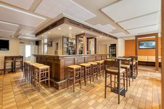 Dit ruime handelspand, momenteel ingericht als taverne, biedt tal van mogelijkheden voor wie op zoek is naar een nieuw project!De eigendom kan...