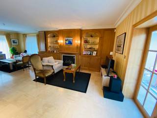 Klassiek villa gelegen op een <strong>rustige locatie </strong>te Vriesdonk.<br /><br /><strong>Indeling</strong>: Inkomhal met vestiaire en apart toilet, woonkamer met ingemaakte kasten en gashaard, ruime veranda met toegang tot terras/tuin, keuken met eethoek, bijkeuken, 2 slaapkamers met ingemaakte kasten en badkamer (ligbad, douche, toilet, handdoekdroger en dubbele spoelbak).<br />Op de eerste verdieping bevinden zich twee aaneensluitende polyvalente ruimtes, waarvan één momenteel gebruikt wordt als logeerkamer.<br />Dubbele garage met bergzolder.<br /><br /><strong>Bijzonderheden:</strong> 
<ul>
	<li>De rustigste locatie in de wijk</li>
	<li>Tuin: automatische beregening met putwater.</li>
	<li>Rolluiken (de meeste reeds met automatische bediening)</li>
	<li>Dubbele garage met automatische poort</li>
	<li>CV - gas - condenserend - Vloerverwarming</li>
	<li>EPC: 315 kWh/m² - UC :0002243042</li>
</ul>