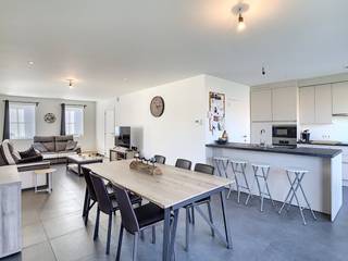 Ruime, recente en energiezuinige halfopen woning aan de kerk in Woesten. Nabij de N8, wat zorgt voor een vlotte bereikbaarheid richting...