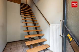 <p>In een woonhuis met handelspand bevindt zich dit gerenoveerde duplexappartement met twee slaapkamers.</p>
<p>Bij binnenkomst kom je in de leefruimte met aansluitend de volledig ingerichte keuken. Er is een zuidgericht terras aanwezig.<br />Op de tweede verdieping bevinden zich twee slaapkamers, één aan de voorzijde en één aan de achterzijde. De badkamer is uitgerust met een douche en een toilet. Daarnaast is er een zolder die kan worden ingericht als derde slaapkamer of polyvalente ruimte.</p>
<p>Het appartement is zeer centraal gelegen, op wandelafstand van het openbaar vervoer en nabij het centrum van Gent. De Bourgoyen bevindt zich op slechts 500 meter wandelafstand.</p>
<p><strong>Troeven:</strong></p>
<ul>
<li>
<p>Instapklaar</p>
</li>
<li>
<p>Geen syndicale kosten</p>
</li>
<li>
<p>Conforme elektriciteit</p>
</li>
<li>
<p>CV-ketel vernieuwd in 2024</p>
</li>
<li>
<p>Vrij bij akte<br /><br /><br /></p>
</li>
</ul>
<p>Contacteer Top Vastgoed voor een bezoek op <strong>0475 700 700</strong>.</p>