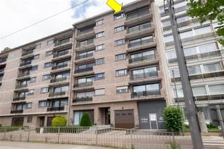 <p><span>Zeer ruim en mooi appartement met 2 slaapkamers, extra berging en groot oost-terras aan de rustige achterzijde van het gebouw. Indeling : inkomhal met vest.ruimte, ruime woonkamer met schuifdeur naar terras met zonneluifel. Grote ingerichte keuken met alle toestellen en bijkeuken. 2 rustig gelegen slaapkamers achteraan, beide geven toegang tot het zonneterras achteraan. Badkamer met dubbele lavabokast, ligbad en douche. Gastentoilet. videofoon en grote kelder.  Ondergrondse autostaanplaats inbegrepen. Maandelijkse kosten : 85,00€/maand voor water, syndicus, lift...   Het appartement is beschikbaar vanaf 01/11/2026.  Inschrijven via <span>www.immodyck.be</span></span><span> </span></p>