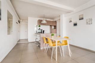 <p>Instapklare opbrengsteigendom met 3 vergunde luxe Airbnb-units – vlakbij Centraal Station en Operagebouw</p>
<p>Bent u op zoek naar een zorgeloze en rendabele investering op een absolute toplocatie in het hart van Antwerpen? Dan is dit unieke appartement op de 7e verdieping aan de Frankrijklei 8 precies wat u zoekt.</p>
<p>Deze eigendom omvat één kadastraal perceel, professioneel opgedeeld in 3 moderne Airbnb-units (Appartement A, Studio B en Studio C), volledig gerenoveerd, stijlvol ingericht en momenteel continu verhuurd. Alles wordt beheerd door een gespecialiseerd kantoor dat instaat voor volledig beheer én poetsdienst – u hoeft zich dus nergens zorgen over te maken. Momenteel wordt het appartement verhuurd.</p>
<p><br /><span>Ligging & omgeving</span></p>
<p>Deze eigendom is gelegen op een absolute toplocatie:</p>
<p>- Op enkele stappen van Antwerpen-Centraal Station</p>
<p>- Tegenover het prachtige Operagebouw</p>
<p>- Vlakbij de Meir, de zoo van Antwerpen, ruime ondergrondse parking, trams, bussen en alle stadsvoorzieningen</p>
<p></p>
<p><span>Indeling van de eigendom</span></p>
<p><strong>Appartement A – ca. 60 m²</strong></p>
<p>-Zeer ruime en lichtrijke leefruimte met salon en eethoek</p>
<p>-Moderne keuken met kookeiland, ingebouwde koelkast met vriesvak, vaatwasser, microgolfoven en veel kastruimte</p>
<p>-Grote slaapkamer met ruimte voor dubbel + enkel bed</p>
<p>-Extra slaapmogelijkheid in de living</p>
<p>-Badkamer met douche en lavabo</p>
<p>-Aparte toilet met lavabo</p>
<p></p>
<p><strong> Studio B & Studio C – elk ca. 41 m²</strong></p>
<p></p>
<p>Deze studio’s zijn elkaars spiegelbeeld met zicht op het Operagebouw.</p>
<p>-Ruime leefruimte met veel lichtinval en volledig uitgeruste keuken met kookeiland.</p>
<p>-Ruime slaapkamer</p>
<p>-Badkamer met douche en lavabo.</p>
<p>-Aparte toilet met lavabo</p>
<p></p>
<p><span>Troeven op een rijtje</span></p>
<p>-Instapklare Airbnb-units – volledig gemeubileerd en afgewerkt</p>
<p>-Zorgeloos beheer via professioneel kantoor (optioneel)</p>
<p>-Constante verhuur en uitstekende huuropbrengsten</p>
<p>-Topligging in het centrum van Antwerpen</p>
<p>-Prachtig uitzicht op het Operagebouw</p>
<p>-Gunstig EPC</p>
<p>-Conforme elektrische keuring</p>
<p></p>
<p>Een buitenkans voor slimme investeerders</p>
<p>Of u nu op zoek bent naar een hoog renderende vastgoedbelegging of een zorgeloze instap in de verhuurmarkt, dit pand combineert locatie, comfort en rendement op een manier die zelden voorkomt.</p>
<p></p>
<p>Contacteer ons vandaag nog voor meer info of een bezoek!</p>