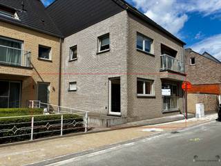 <h3><span>Appartement de plain-pied économe en énergie, avec 1 chambre et un garage</span></h3><p><span>Vous recherchez un appartement de plain-pied confortable et prêt à emménager ? Cet appartement bien entretenu situé à Lebbeke allie un agencement pratique à des pièces agréables et lumineuses.</span></p><p><span>Dès l’entrée, on découvre un vaste espace de vie doté de grandes baies vitrées, suivi d’une cuisine entièrement équipée. L’appartement dispose également d’une chambre spacieuse, d’une salle de bains équipée avec douche, de toilettes séparées pour les invités et d’un débarras/local technique pratique.</span></p><p><span>Le garage privé constitue un atout supplémentaire non négligeable : il vous offre en effet une place de stationnement sécurisée ainsi qu'un espace de rangement supplémentaire.</span></p><p><span>Un appartement idéal pour une personne seule, un couple, un jeune ménage ou un investisseur à la recherche d’un logement confortable à Lebbeke.</span></p><p><span>Cela vous intéresse ? Contactez-nous pour plus d'informations ou pour organiser une visite sur place.</span></p>