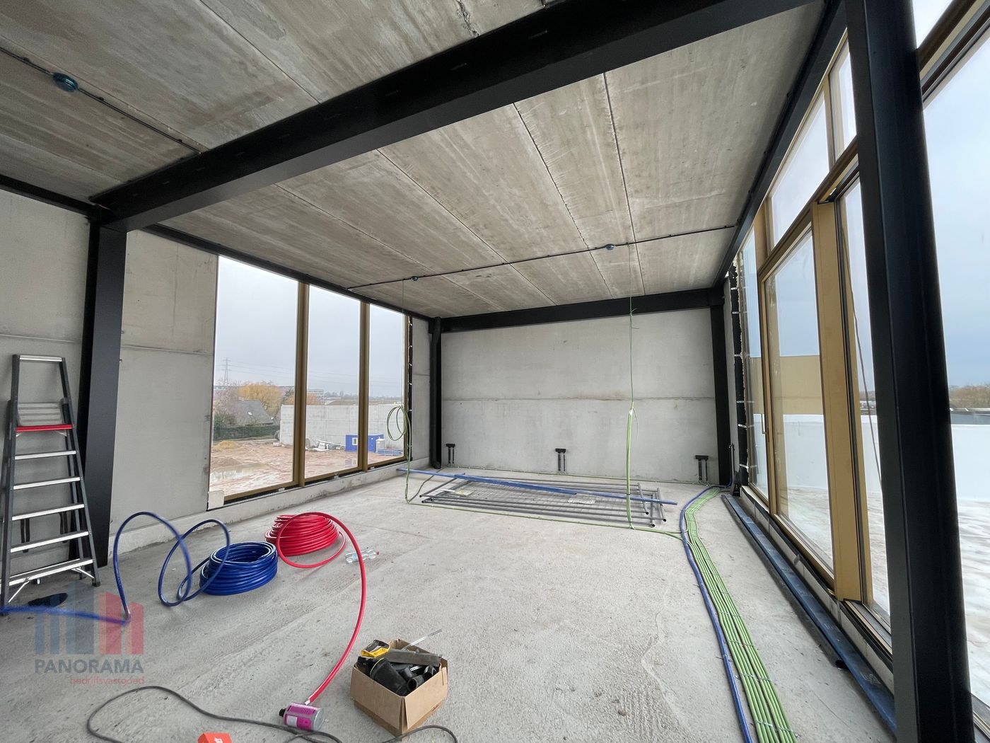 Nieuwbouw KMO-unit van 182 m² met 81 m² kantoorruimte nabij de E403 te huur - foto 3