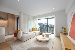 Op een bijzonder gunstige locatie aan de Koninginnelaan 60 in Oostende bevindt zich dit kleinschalig en klassevol gerenoveerde appartementsgebouw. Dankzij de uitstekende ligging, de <strong>gunstige oriëntatie</strong> en de <strong>grote raampartijen</strong> genieten de appartementen van een overvloed aan natuurlijk licht en een bijzonder aangename woonbeleving.<br />Het appartementsgebouw is gelegen op slechts <strong>400 meter van het strand</strong> en Thermae Palace.<br /><br />Het volledige gebouw werd van boven tot onder <strong>zeer grondig en kwalitatief gerenoveerd</strong>, met bijzondere aandacht voor architectuur, comfort, energiezuinigheid en een tijdloze afwerking. Het interieurconcept en de inrichting werden verzorgd door A1AR Architecten en Design Oostende.<br /><br />Elk appartement beschikt over een <strong>ruime en lichtrijke leefruimte</strong> met een prachtig afgewerkte open maatwerkkeuken. De keukens zijn voorzien van een <strong>composiet werkblad</strong> en volledig uitgerust met een combi-oven, inductiekookplaat met geïntegreerde dampkap, koelkast en diepvriezer.<br /><br />De klassevolle afwerking wordt verder doorgetrokken met onder meer:
<ul>
<li>parketvloeren;</li>
<li><strong>warmtepomp met vloerverwarming en vloerkoeling;</strong></li>
<li>aluminium buitenschrijnwerk met vierseizoensglas;</li>
<li>ventilatiesysteem type C;</li>
<li>twee volwaardige slaapkamers;</li>
<li>twee stijlvol afgewerkte badkamers;</li>
<li>Stone Art-wandafwerking in de badkamers;</li>
<li>elegante inbouwkranen;</li>
<li>hoogwaardig (glas)maatwerk doorheen het appartement.</li>
</ul>
De appartementen zijn praktisch en comfortabel ingedeeld en omvatten een inkomhal, een ruime leefruimte met open keuken, <strong>twee slaapkamers</strong>, twee badkamers, een afzonderlijk toilet, een berging, <strong>twee terrassen</strong> en een privatieve kelderberging.<br />De bewoonbare <strong>oppervlakte</strong> van de appartementen bedraagt <strong>98m<sup>2</sup>.</strong><br /><br />Ook op energetisch en technisch vlak beantwoorden de appartementen aan de hedendaagse verwachtingen. Alle appartementen beschikken over een <strong>EPC-label A</strong>, een conforme elektrische keuring en een asbestvrij attest.<br /><br />Dankzij de combinatie van de uitstekende ligging, de lichtrijke ruimtes, het hoge afwerkingsniveau en het hedendaagse wooncomfort zijn deze appartementen uitermate geschikt als vaste woonst, maar eveneens als <strong>stijlvol tweede verblijf aan zee</strong>.<br /><br />De verkoop valt onder het stelsel van <strong>registratierechten.</strong><br /><br />Een unieke opportuniteit voor wie op zoek is naar kwalitatief en zorgeloos wonen in Oostende, in een appartement waar architectuur, comfort en verfijning perfect samenkomen.