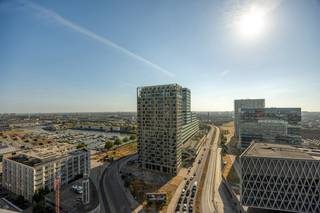 Op een toplocatie in de Londentower in Antwerpen bevindt zich dit lichtrijke appartement met een prachtig panoramisch zicht over de Koekenstad. Hier komen comfort, energiezuinigheid en een unieke ligging op een mooie manier samen.<br /><br />Bij het binnenkomen verwelkomt de inkomhal u in het appartement. De ruime leefruimte geniet dankzij de grote raampartijen van een mooie hoeveelheid natuurlijk licht. De open keuken sluit naadloos aan op de leefruimte en vormt samen met de gezellige woonruimte het centrale hart van het appartement.<br /><br />Vanuit de leefruimte heeft u toegang tot het aangename terras, waar u volop kunt genieten van het indrukwekkende stadszicht. Een heerlijke plek om rustig te ontbijten, te ontspannen of 's avonds te genieten van de sfeervolle skyline.<br /><br />Het appartement beschikt over twee slaapkamers en een badkamer met een praktische douche-in-bad combinatie. Dankzij de aangename indeling is dit appartment zowel geschikt als comfortabele eigen woonst als interessante investering.<br /><br />Ook op energetisch en technisch vlak heeft dit appartement mooie troeven. Met een EPC-label A is de woning bijzonder energiezuinig. Bovendien is de elektrische installatie conform, wat zorgt voor extra gemoedsrust.<br /><br />Als bijkomende voordelen beschikt het appartement over een privatieve berging en een privatieve parkeerplaats, waardoor ook op praktisch vlak alles aanwezig is voor comfortabel stadswonen. De parkeerplaats is bij aan te kopen voor €35.000.<br /><br />Contacteer Vincent voor een bezoek ter plaatse via +32 475 21 00 86 of Vincent@reds.be.