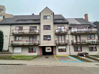 Deze autostaanplaats bevindt zich voor een verzorgd appartementsgebouw te Heverlee, Leeuwerikenstraat 34-36.Wenst u bij het thuiskomen zekerheid over...