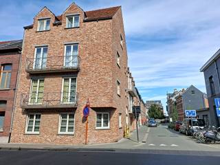 Zeer gunstig gelegen appartement op 200 m van het station en op 500m van het centrum. Indeling: inkom met gastentoilet en berging, leefruimte met open, geïnstalleerde keuken en 2 slaapkamers, een badkamer met ligbad én douche en een wasplaats. Eén autostaanplaats in de garage is in de huurprijs inbegrepen. Gemeenschappelijke kosten bedragen 50 euro.