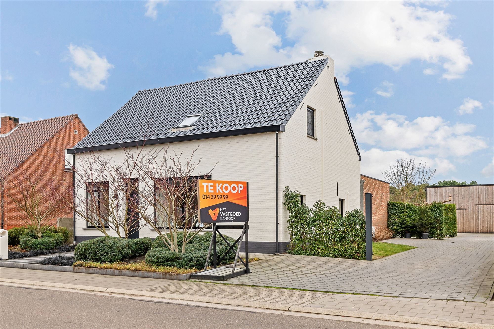 PRACHTIG GERENOVEERDE WONING MET RUIME GARAGE OP IDEALE LIGGING! - foto 1