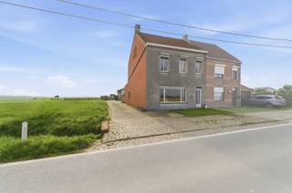 <p>Te koop: karaktervolle halfopen woning met weide in Beveren aan de Ijzer (Alveringem), midden in een groene en landelijke omgeving.</p>

<p> </p>

<p>Deze halfopen bebouwing bevindt zich op een prachtig gelegen perceel met weidse landelijke verzichten.<br />De zuidgerichte weide van maar liefst 6.098 m² vormt een absolute troef en geniet van een optimale zonoriëntatie, waardoor je hier in alle rust maximaal van licht en ruimte profiteert.</p>

<p> </p>

<p>Het pand is te renoveren, maar biedt ook interessante mogelijkheden voor nieuwbouw, ideaal voor wie zijn woonproject volledig naar eigen smaak wil realiseren. De combinatie van ruimte, ligging en potentieel maakt dit een unieke kans.</p>

<p> </p>

<p>Gelegen in het charmante Alveringem, omringd door open velden en stilte, is dit de perfecte plek voor liefhebbers van het buitenleven en een authentieke landelijke sfeer.</p>

<p> </p>

<p>Belangrijkste kenmerken:<br />• Grote weide met vijver<br />• Ruime ingedeelde kamers<br />• 3 slaapkamers met zicht op de weidse velden<br />• Garage en schuur voor extra opslag of hobbyruimte<br />• Zolder en kelder voor bijkomende opbergruimte</p>

<p> </p>

<p>Troeven:<br />• Prachtige landelijke verzichten<br />• Grote weide achter de woning<br />• Mooie ligging in een rustige, groene omgeving</p>

<p> </p>

<p>Neem vandaag nog contact op met je ERA-makelaar voor een bezoek.</p>

<p> </p>

<p>JOUW DROOMHUIS. ZO GEVONDEN!</p>