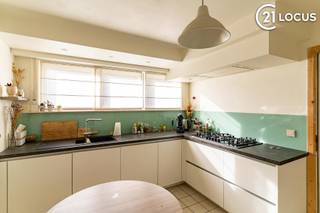 Bent u op zoek naar een ruime woning op een rustige maar centrale ligging in Zwijndrecht? Dan is deze verzorgde halfopen bebouwing absoluut een...