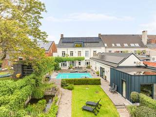 Magnifique manoir historique (construit en 1808) avec un parc romantique aménagé et une piscine extérieure chauffée sur un terrain de 1 510 m²...