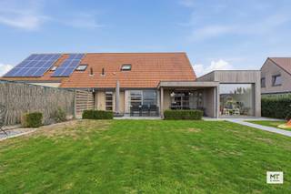 In een doodlopende straat, gelegen in een rustige residentiële wijk te Houthulst treffen we deze <strong>instapklare woning</strong>. Het pand werd gebouwd in 2005 en in 2012 uitgebreid met een <strong>magnifieke aanbouw</strong>, voorzien van vloerverwarming. <br /><br /><strong>Indeling van het pand </strong>
<ul>
	<li>Gelijkvloerse verdieping: inkomhal met gastentoilet (9 m²), woon- en eetkamer (30 m²) met aansluitend de aanbouw (21 m²) en de open keuken (14 m²) voorzien van volgende toestellen: anderhalve spoelbak, gasfornuis, vaatwasser, oven en koelkast. Daarbij vinden we nog een wasplaats (8 m²) met op maat gemaakte kasten en de garage (15 m²) met automatische sectionale poort. </li>
	<li>Eerste verdieping: nachthal, 3 slaapkamers (15 - 11 - 8 m²) en badkamer (9 m²) met dubbel wasmeubel, bad, douche en toilet. </li>
	<li>Tweede verdieping: zolder - bereikbaar via uitschuifbare trap </li>
</ul>
<br /><strong>Kenmerken van het pand </strong>

<ul>
	<li>De woonkamer en aansluitende aanbouw is voorzien van parket </li>
	<li>Recente CV-ketel, inbouwkasten, terras, tuinhuis, ... </li>
	<li>Regenwater </li>
</ul>
<br />Benieuwd naar de indeling? Check zeker onderstaande video. <br />https://youtube.com/shorts/3h0BJvM2SRY?feature=share<br /><br />Meer informatie of een vrijblijvend bezoek? <br />Contacteer Eden op 0470 43 78 21 of mail info@minthus.be 