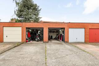 <p>Bent u op zoek naar een verzorgde woning met een praktische indeling, een aangename tuin én de luxe van twee garageboxen? Dan is deze woning beslist een bezoek waard!</p>
<p>Via de inkomhal met gastentoilet betreedt u de gezellige leefruimte met open keuken. De open indeling zorgt voor een aangename woonbeleving en vormt het hart van de woning. Bovendien biedt het perceel nog mogelijkheden om het gelijkvloers verder uit te breiden, waardoor u de woning in de toekomst nog beter kunt afstemmen op uw woonwensen.</p>
<p>Achteraan geniet u van een volledig afgesloten en onderhoudsvriendelijke tuin met terras. Een ideale plek om in alle privacy te ontspannen of gezellig te tafelen met familie en vrienden.</p>
<p>Op de eerste verdieping bevinden zich twee slaapkamers, waarvan één met een ruime ensuite dressing. Deze dressing was oorspronkelijk een extra slaapkamer en kan desgewenst opnieuw als dusdanig worden ingericht. Verder vindt u op deze verdieping een badkamer en een aparte wasplaats.</p>
<p>Via een vaste trap bereikt u de afgewerkte zolderverdieping, momenteel ingericht als hobbyruimte en extra slaapkamer. Dankzij de beschikbare oppervlakte kan deze verdieping eventueel worden opgedeeld in twee afzonderlijke (slaap)kamers.</p>
<p>Een bijzonder sterke troef zijn de twee achterliggende garageboxen met eigen oprit. Naast comfortabele parkeergelegenheid bieden ze ook extra bergruimte voor fietsen, hobbymateriaal of gereedschap.</p>
<p>Ook technisch zit u goed: ondanks de elektrische verwarming geldt er <strong>geen renovatieverplichting</strong> en het pand is bovendien <strong>asbestveilig</strong>.</p>
<p><strong>Troeven:</strong></p>
<ul>
<li>Instapklare gezinswoning</li>
<li>Mogelijkheid tot uitbreiding van het gelijkvloers</li>
<li>Onderhoudsvriendelijke, afgesloten tuin</li>
<li>Ruim terras</li>
<li>Gezellige leefruimte met open keuken</li>
<li>2 slaapkamers + dressing (mogelijkheid tot extra slaapkamer)</li>
<li>Afgewerkte zolder met potentieel voor 2 bijkomende kamers</li>
<li>Aparte wasplaats</li>
<li>2 garageboxen met eigen oprit</li>
<li>Geen renovatieverplichting</li>
<li>Asbestveilig</li>
</ul>
<p>Een woning die comfort, functionaliteit en toekomstmogelijkheden combineert met de zeldzame meerwaarde van twee garageboxen. Contacteer ons voor een bezoek en ontdek zelf de mogelijkheden van deze interessante eigendom.<br /><br />Opgelet ! Bewoonbare oppervlakte is zonder garages en tuinberging</p>