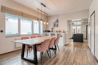 *** KIJKDAG ZATERDAG 31/10 - Tussen 9u30 en 12u30 *** OP AFSPRAAK ***
Op zoek naar een woning waar comfort, energiezuinigheid en een verzorgde afwerking hand in hand gaan? Dan is deze charmante woning zeker een bezoek waard!
De woning werd in 2022 volledig gerenoveerd en is bijgevolg helemaal klaar om haar nieuwe bewoners te verwelkomen. Dankzij het gunstige EPC-label B geniet u bovendien van een energiezuinige woonomgeving. Ook op technisch vlak scoort deze woning uitstekend: ze is asbestveilig, de elektriciteit is volledig conform en er is een ventilatiesysteem D. Binnenin vindt u een aangename en praktische indeling, met een volledig uitgeruste keuken die alle nodige comfort biedt om heerlijk te koken. Ook de badkamer is volledig ingericht en combineert het comfort van een ligbad met het gemak van een aparte douche.
Als extra troef beschikt de woning over een aangenaam terras, de ideale plek om in alle rust te ontspannen, te genieten van een zonnige dag of gezellig vrienden en familie te ontvangen. Het terras is toegankelijk via een zij-ingang dat zeer praktisch is voor fietsen of vuilbakken. Kortom, een instapklare woning die charme en hedendaags wooncomfort combineert, zonder dat u zich zorgen hoeft te maken over renovatiewerken. Ideaal voor wie op zoek is naar een zorgeloze nieuwe thuis! Wenst u meer informatie of een bezoek? Stuur gerust een mail naar Louis@immoaccenta.be