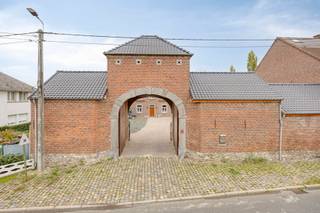 Zeer ruime en exclusieve villa met 7 kamers, 3 badkamers, bureau, kelder, dubbele garage, carport, zonnepanelen, groot terras met zwembad, jacuzzi...