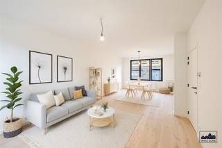 Moment de la visite (à titre indicatif) : SAMEDI 13/12 10h00-12h00Découvrez cette maison entièrement et récemment rénovée dans le charmant village rural d'Oudegem. Grâce à sa situation pratique, à proximité des voies d'accès et des transports en commun, vous profiterez ici d'une combinaison idéale de confort, d'accessibilité et de verdure.En entrant, vous remarquerez immédiatement l'espace de vie spacieux et lumineux, où de grandes fenêtres offrent une sensation d'ouverture et une connexion agréable avec le jardin. La cuisine moderne, dotée de tous les équipements nécessaires, offre une vue directe sur le jardin spacieux et ensoleillé - un véritable atout pour ceux qui aiment la vie en plein air, le confort et l'intimité. Dans la cuisine se trouve la porte donnant accès au sous-sol.La propriété dispose de quatre chambres de taille normale, aussi pratiques que polyvalentes. Au premier étage se trouvent deux belles chambres et une salle de bain raffinée et actualisée avec baignoire et douche à l'italienne. Le deuxième étage abrite deux autres chambres ainsi qu'une pièce de rangement/stockage pratique avec toutes les commodités, idéale pour un espace de stockage supplémentaire ou pour organiser un coin hobby.Grâce à la rénovation récente, cette propriété est totalement prête à être emménagée : avec des matériaux de qualité, un nouveau look et un agencement bien pensé, c'est un endroit où l'on peut se sentir chez soi immédiatement.Une maison familiale idéale dans un endroit calme mais facile d'accès - à découvrir. Préparez votre visite !