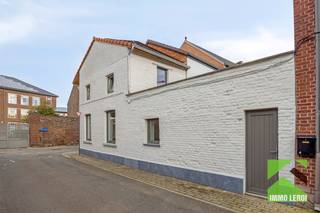 Wonen in het centrum, zonder zorgen, in een woning die tot in de puntjes werd afgewerkt? Deze volledig gerenoveerde hoekwoning combineert compacte charme met een hoog afwerkingsniveau en hedendaags wooncomfort.<br /><br />Alles wat je ziet en niet ziet, is nieuw: dak, technieken, elektriciteit, isolatie én zonnepanelen. Het resultaat? Een energiezuinige woning met EPC-label A, klaar voor de toekomst.<br /><br />Op het gelijkvloers kom je binnen in een stijlvolle leefruimte. De gepolierde betonvloer, strakke RVS plinten en hoogwaardige afwerking zorgen voor een moderne uitstraling. De ruime open keuken met eiland is uitgerust met alle toestellen en vormt het hart van de woning. Aansluitend bevinden zich een apart toilet en praktische berging met aparte inkom. <br /><br />Een subtiel maar uniek detail? In de woonkamer werd een elektrisch beamerscherm geïntegreerd in het plafond – perfect voor gezellige filmavonden in eigen huis.<br /><br />Op de verdieping bevindt zich een ruime slaapkamer van maar liefst 21 m² met geïntegreerde kasten en een moderne badkamer met douche, lavabo en toilet.<br /><br />Als extra troef biedt het plat dak de mogelijkheid tot het creëren van een dakterras.<br /><br />Deze woning is ideaal voor wie op zoek is naar een instapklare, energiezuinige en karaktervolle stadswoning – perfect voor alleenstaanden, koppels of als slimme investering.<br /><br />Troeven:<br /> - Volledig gerenoveerd (nieuwbouwkwaliteit)<br /> - Een laag KI van 208 euro<br /> - EPC A + zonnepanelen<br /> - Hoogwaardige en moderne afwerking<br /> - Het interieur is al met een primer geschilderd, je kiest nog zelf de eindkleur.<br /><br />Interesse? Plan dan snel een bezoek door te bellen naar 012 23 00 23 of stel je vragen aan roland@immo-leroi.be.