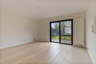 Indeling: <br />- inkomhal <br />- apart toilet <br />- ruime woon- en eetkamer <br />- geïnstalleerde keuken <br />- berging met aansluiting voor wasmachine en droogkast <br />- slaapkamer 1 (22 m²)<br />- slaapkamer 2 (16 m²) <br />- badkamer met douche en dubbele lavabo <br />- tuin met terras en tuinhuis <br />- kelderberging (5 m²) <br /> <br />Troeven: <br />- garagebox <br />- individuele meters <br />- vliegenramen <br />- ruime tuin <br />- extra kelderberging <br />- op wandelafstand van De Bist <br />- Mobiscore 8,8/10 <br /><br />De maandelijkse kosten bedragen € 20 per maand voor de provisie gemene delen, elektriciteit<br />gemene delen ...<br /><br />Bent u geïnteresseerd in dit appartement te huur in het hartje van Wilrijk?<br />Aarzel dan niet om een bezoekaanvraag in te dienen via onze website via de daar voorziene rode balk.<br /><br />Wenst u uw eigendom ook te koop of te huur te stellen? We helpen u graag verder. Steeds tot uw dienst om u verder te helpen met al uw vragen over vastgoed.